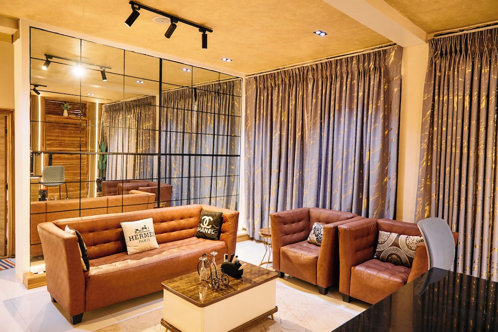Mo's Place by Zuno Homes
