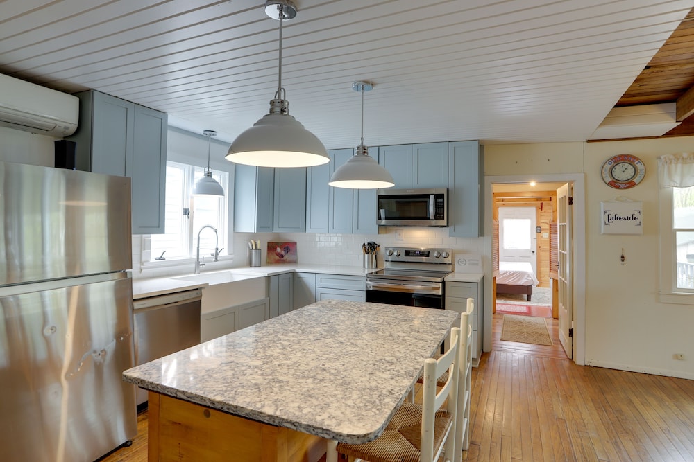 Spacious Lakeside Cottage - 2 Miles to Marblehead! view 5