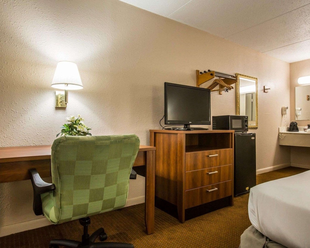Econo Lodge Inn & Suites Columbus near Fort Benning