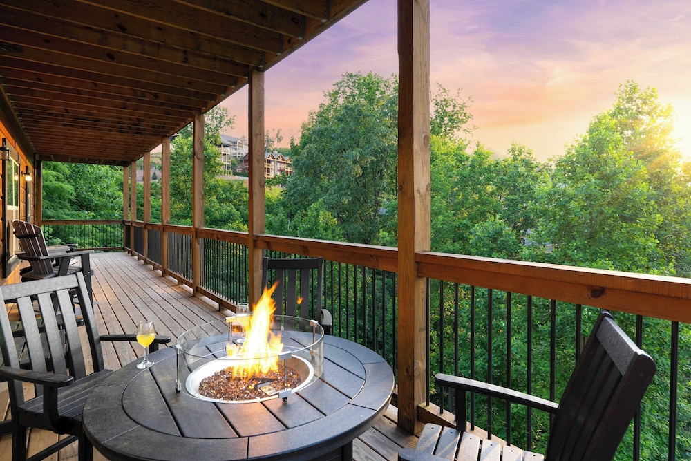 Evergreen Echo by Avantstay Cabin w/ Mountain Views, Theater, Game Room, and Hot Tub