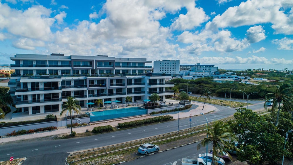 Beachfront Luxury NEW 3br2 5BA Condo Eagle Beach