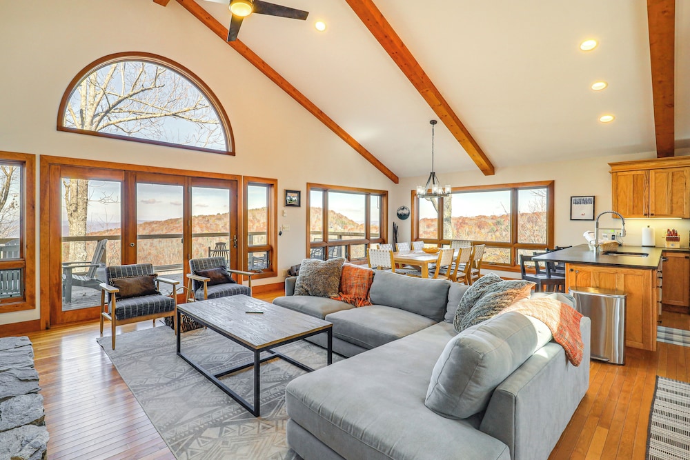 Deck, Fire Pit & Game Room: Beech Mountain Retreat