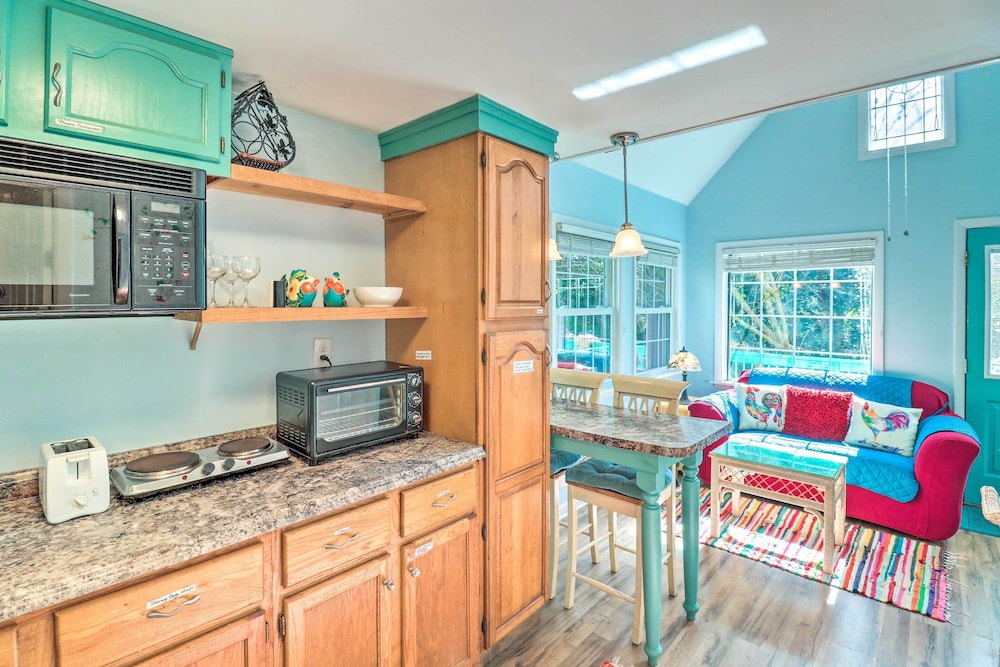 Unique & Cozy Arden Cabin, 6 Mi to Blue Ridge Pkwy