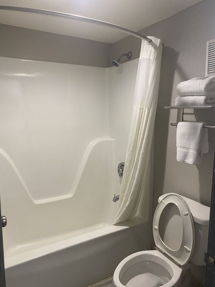 Days Inn by Wyndham Moss Point Pascagoula view 5