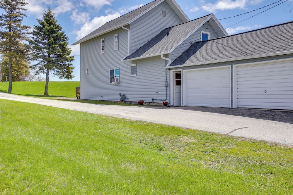 Algoma Retreat: Near Beach, Game Room, Yard