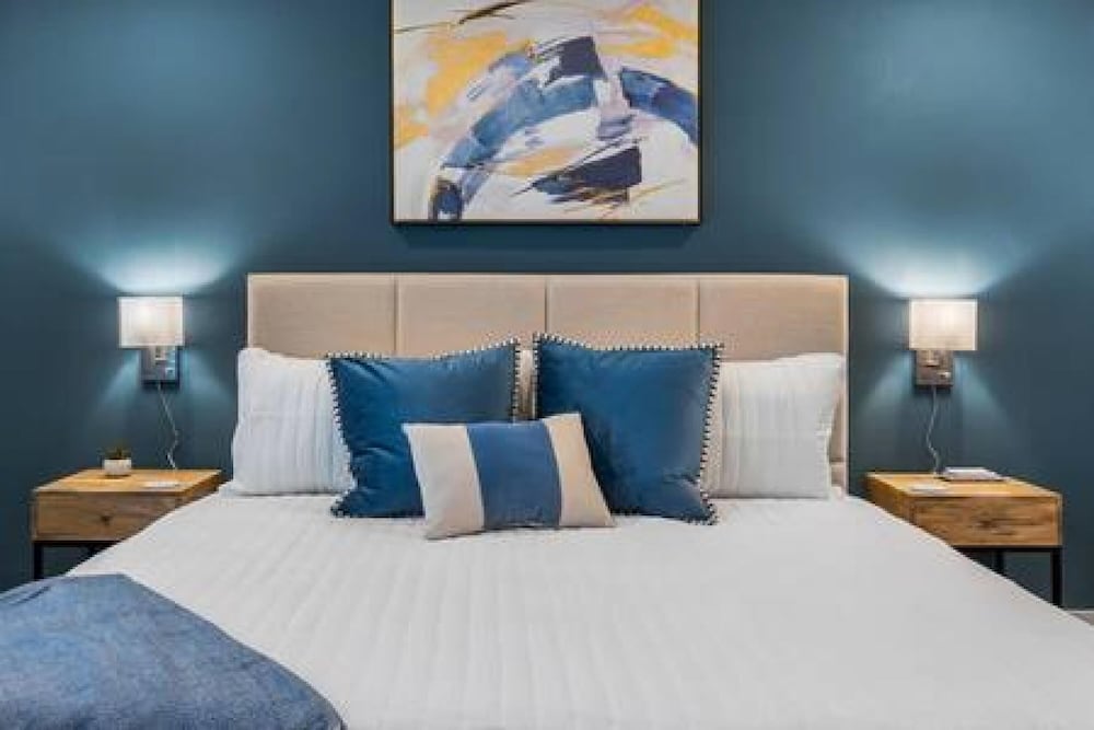 Clean and Cozy - King Bed - Close to Everything view 5