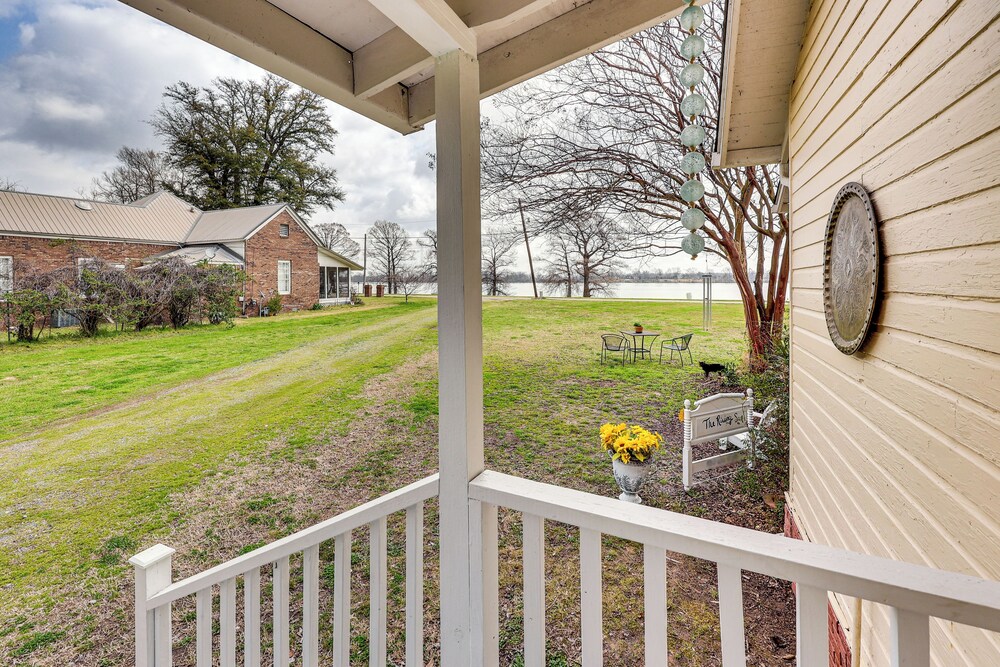 Walk to Lake Chicot: Cottage w/ Yard & Views!
