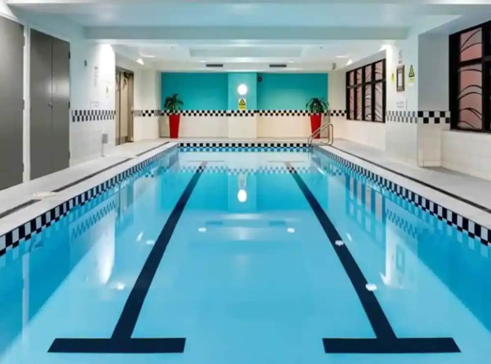 Chic Central Apt with Gym and Pool by Zodiak Stays