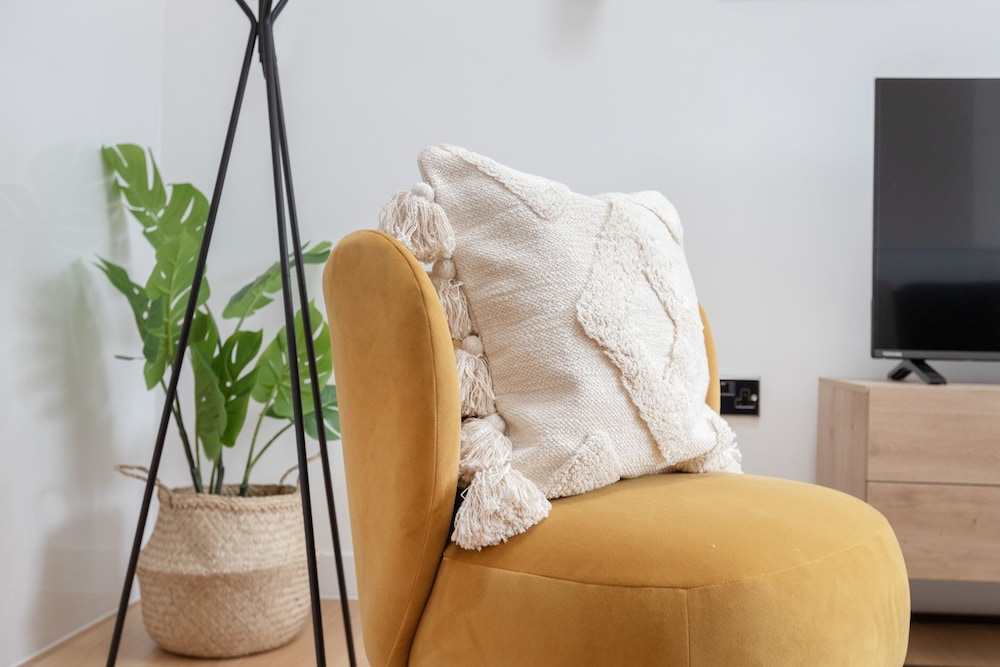 Modern 2BR 2BA with Balcony by Soho