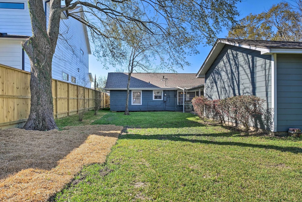 Pet-friendly Home w/ Patio - 3 Mi to Houston Zoo! view 3