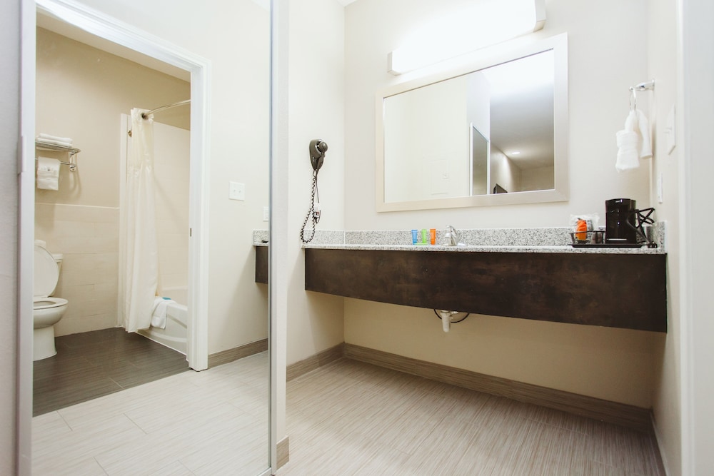 Americas Best Value Inn and Suites IAH Airport North - Property Image 10