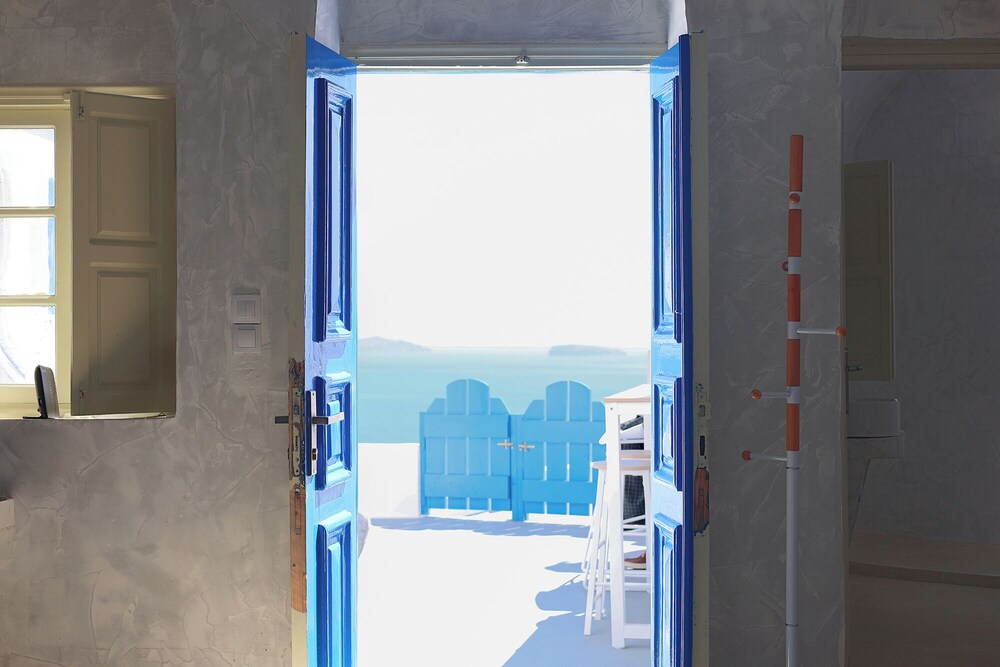Phaos Oia Suites
