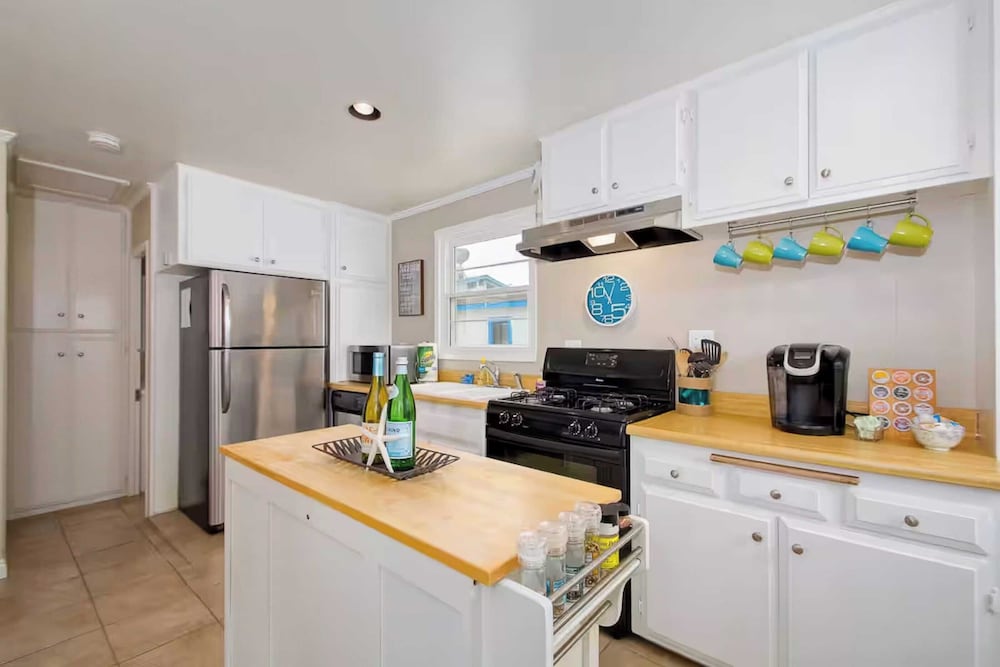 Waterfront Newport Condos w. Dock Access, Walk to Balboa Fun Zone and Beach