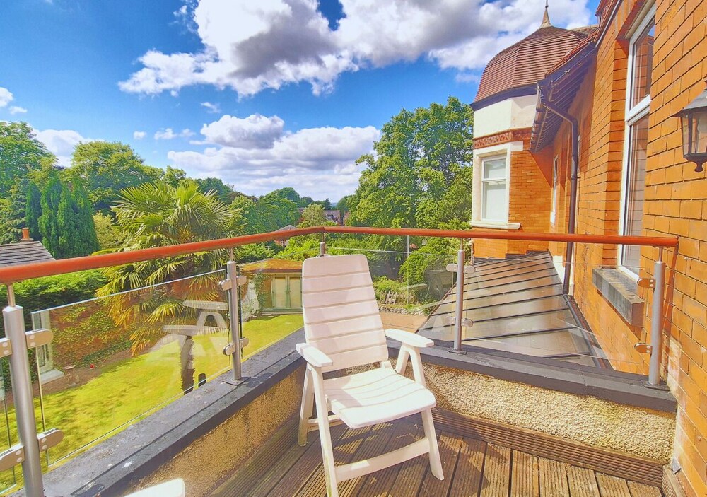 Stylish & Modern 2BR Flat