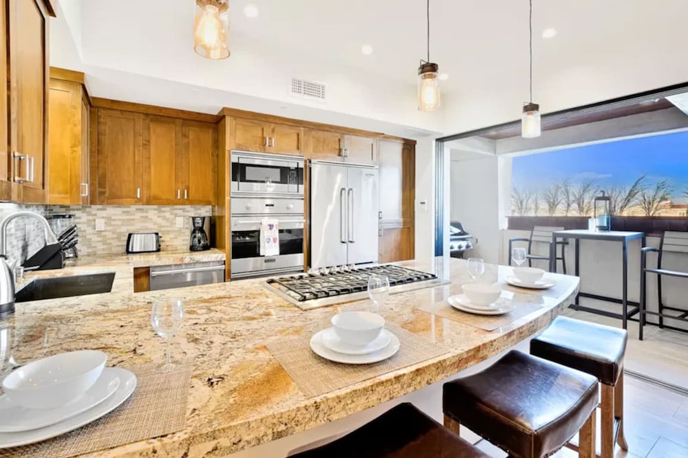 4 Br Roof Deck Hot Tub Steps to Beach Dining