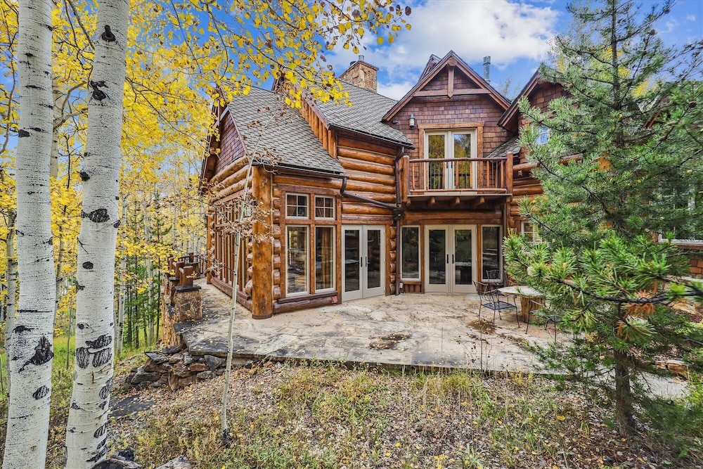 Endless Trails Cabin 4 Bedroom Home by RedAwning view 2