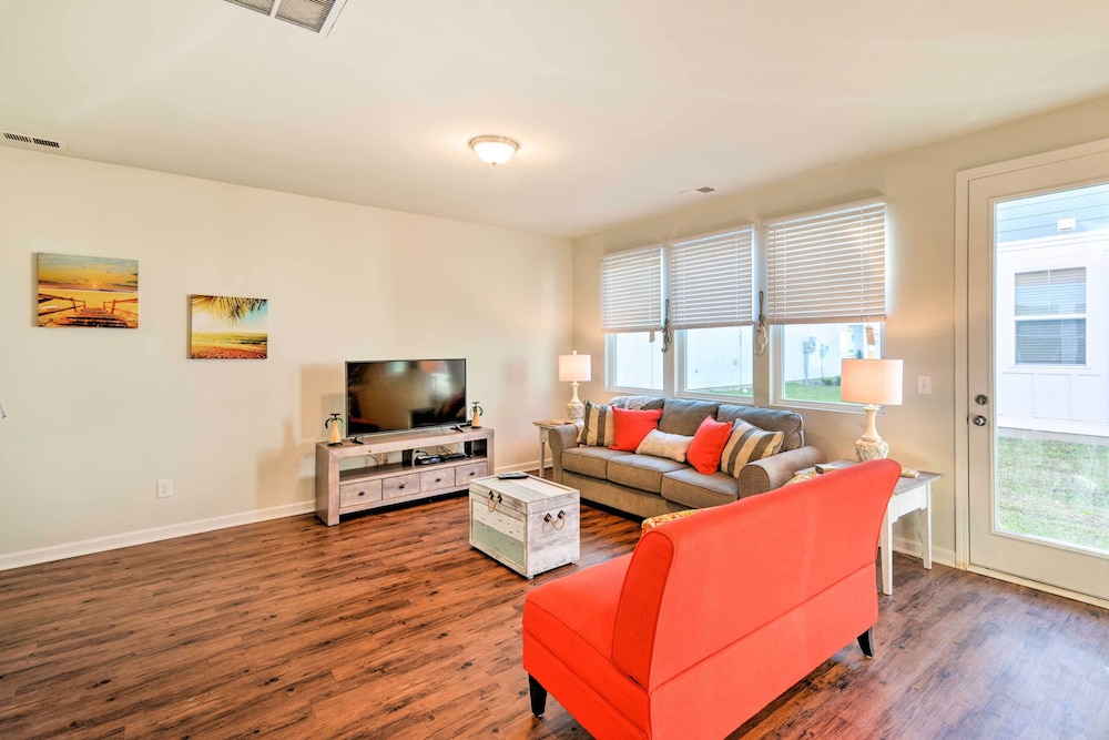 Colorful Myrtle Beach House: 2 Mi to Beaches!
