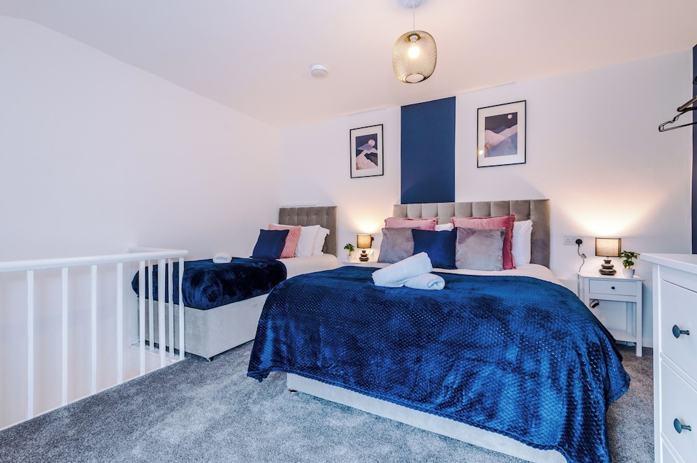 2 Droylsden Road