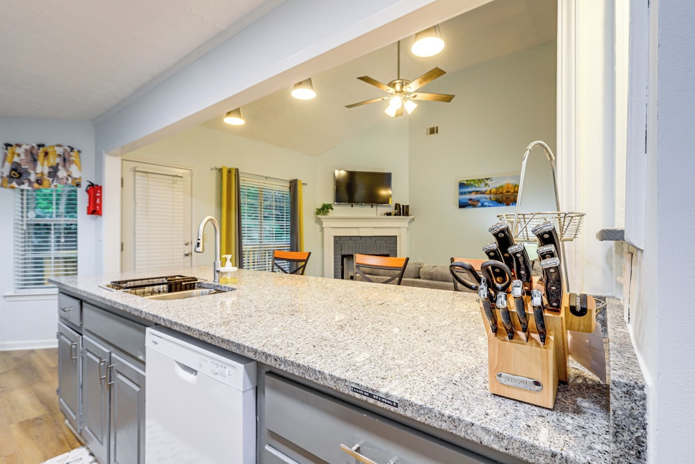 7 Mi to Dtwn Covington: Bright Home w/ Deck & Yard