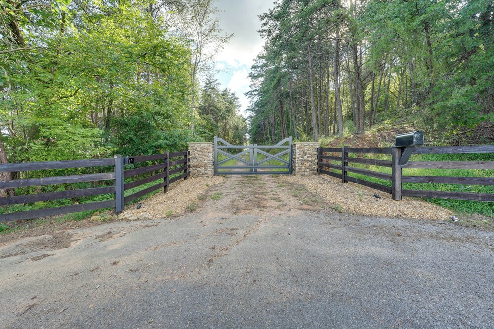 400 Acres on Lavender Mtn: Getaway w/ Hot Tub!