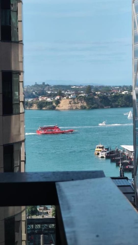 Near Sky Tower Cozy 1B Apt Close to Port