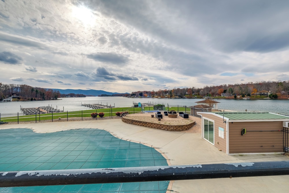 Balcony & Serene Views: Cozy Condo in Huddleston!