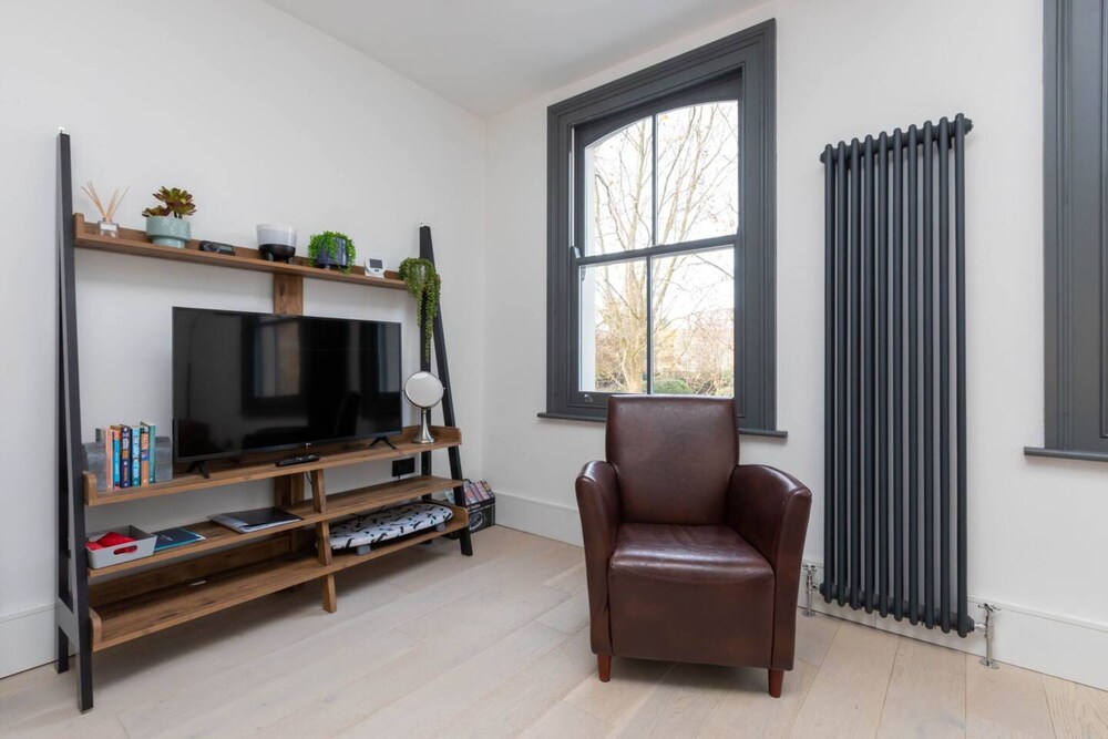 Contemporary 2 Bedroom Apartment on Columbia Road