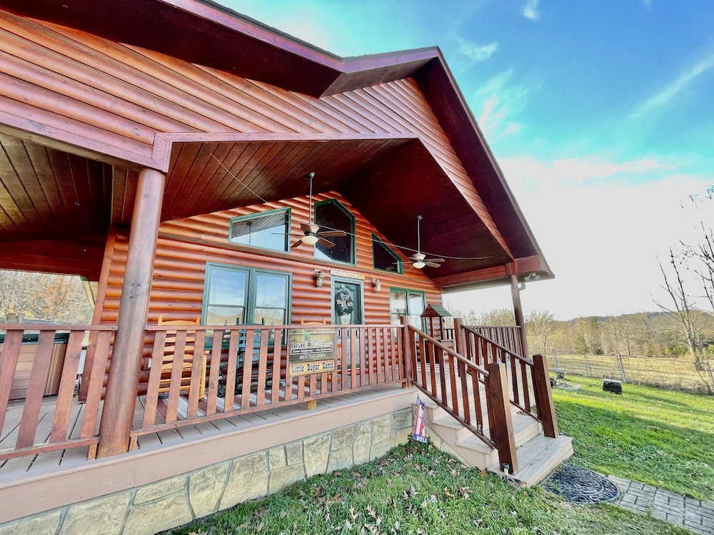 Little Sugar Camp 3 Bedroom Cabin by RedAwning