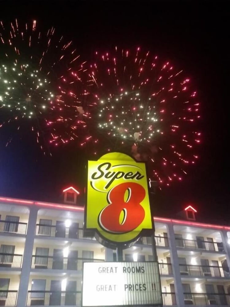 Super 8 by Wyndham Pigeon Forge Dollywood Lane - Property Image 5