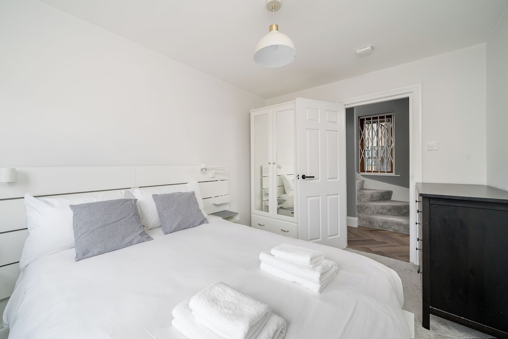 Chic 2BR Battersea Flat - Terrace & Pet-Friendly