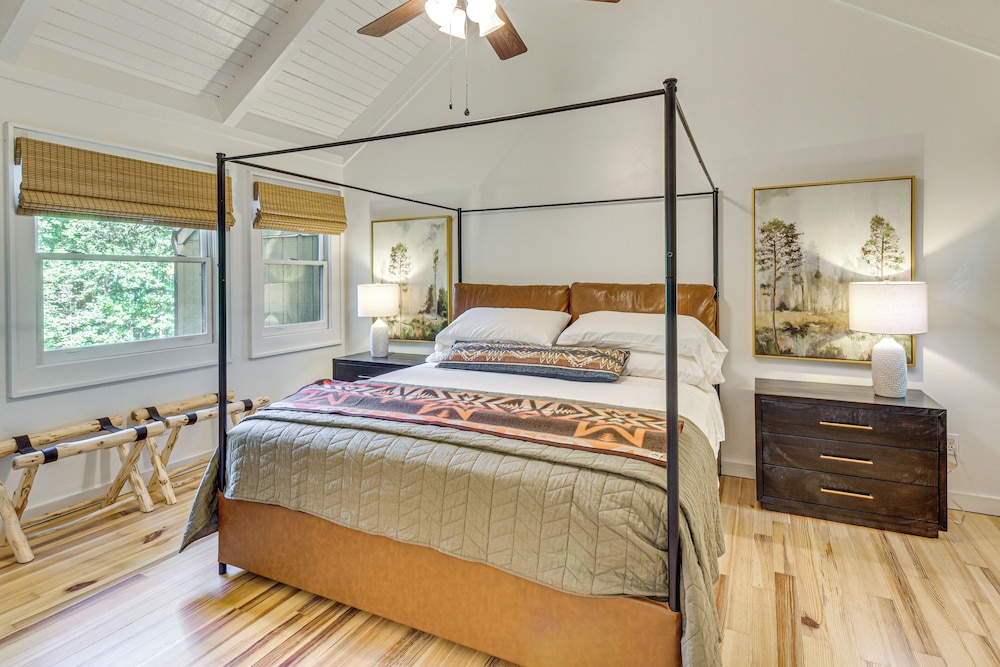 Newly Renovated: Pet-friendly Sapphire Retreat!