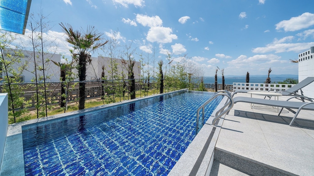 Uni’s Ocean Pool Villa