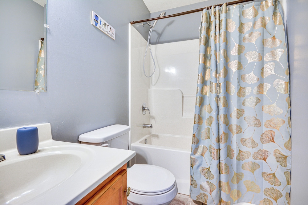 < 4 Mi to Dtwn Greensboro: Renovated Home w/ Yard!