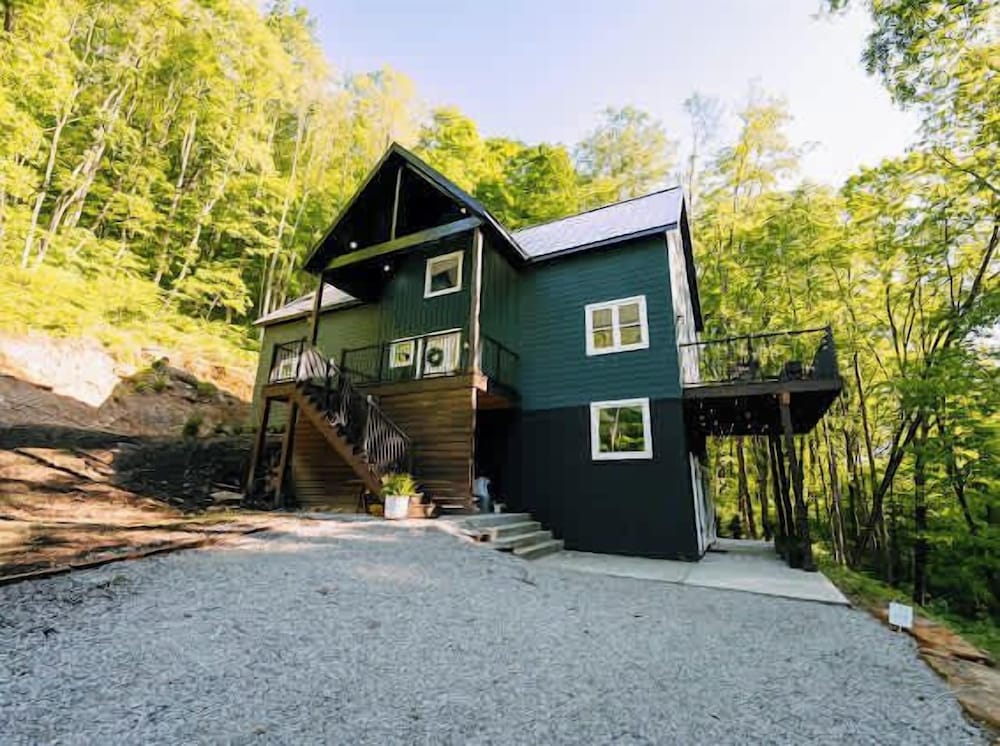 The Greenhouse With Indoor Slide Close to Hocking Hills