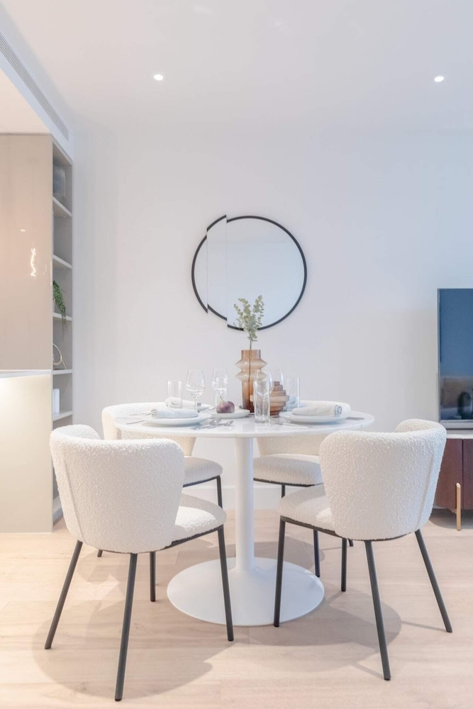 Charming 2BD Contemporary Flat - White City!