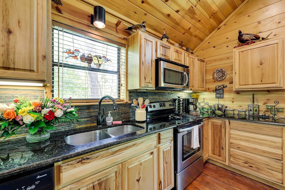 Pet-friendly Broken Bow Cabin w/ Fire Pit!