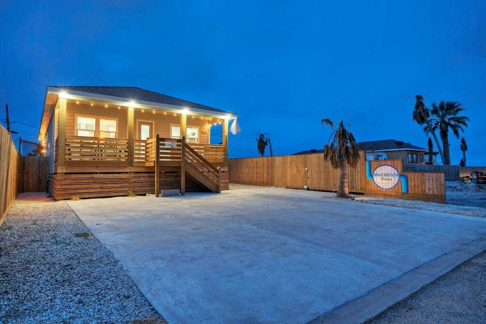 Sleeps 22! 2 Homes Priv Pool, Putting Green, Bar, Deck, Prime Port A Location