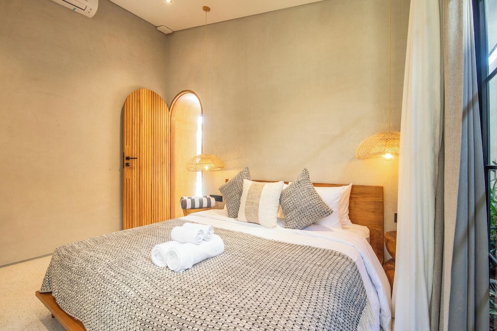 Stylish 5BR Boho Hideaway, 5 Minutes Bingin Beach