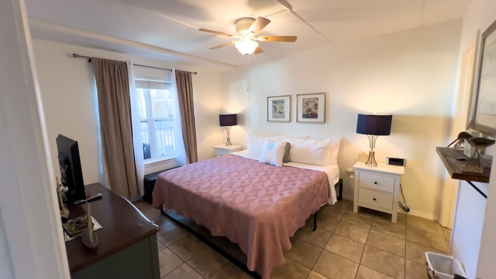 Cozy Family Retreat Steps To Beach Pool / Hot 2 Bedroom Apts