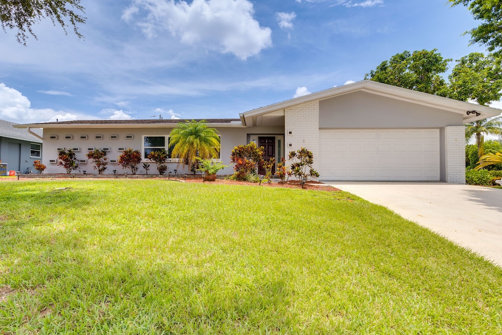 Tropical Florida Abode w/ Pool  Screened-in Patio - Property Image 2