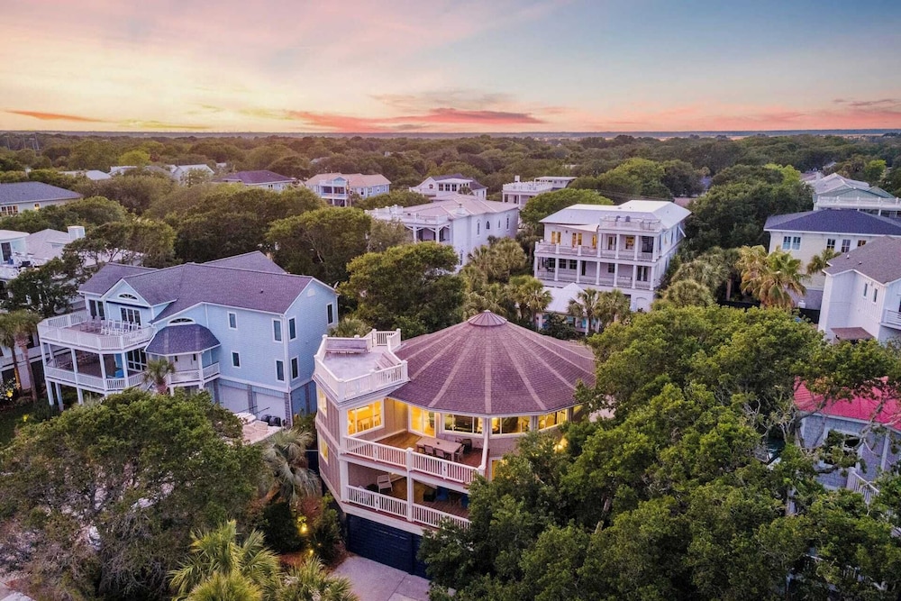 Private Pool, Putting Green & Steps to Isle of Palms Beach Paradise on Palm