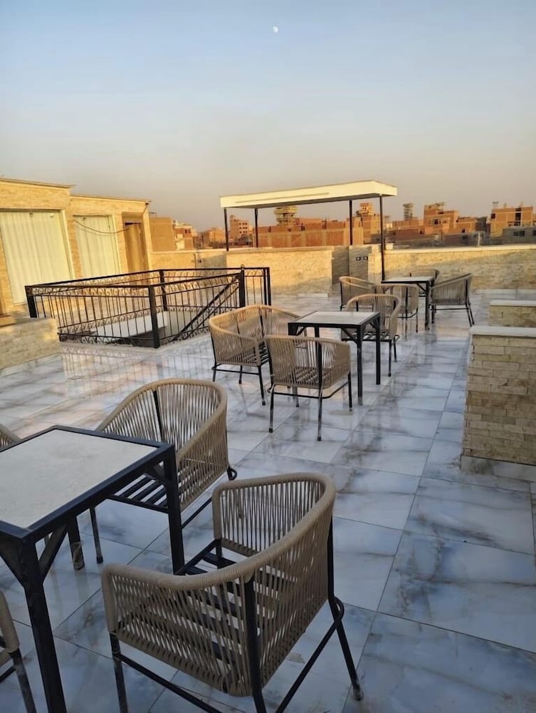 Point Pyramids View Inn