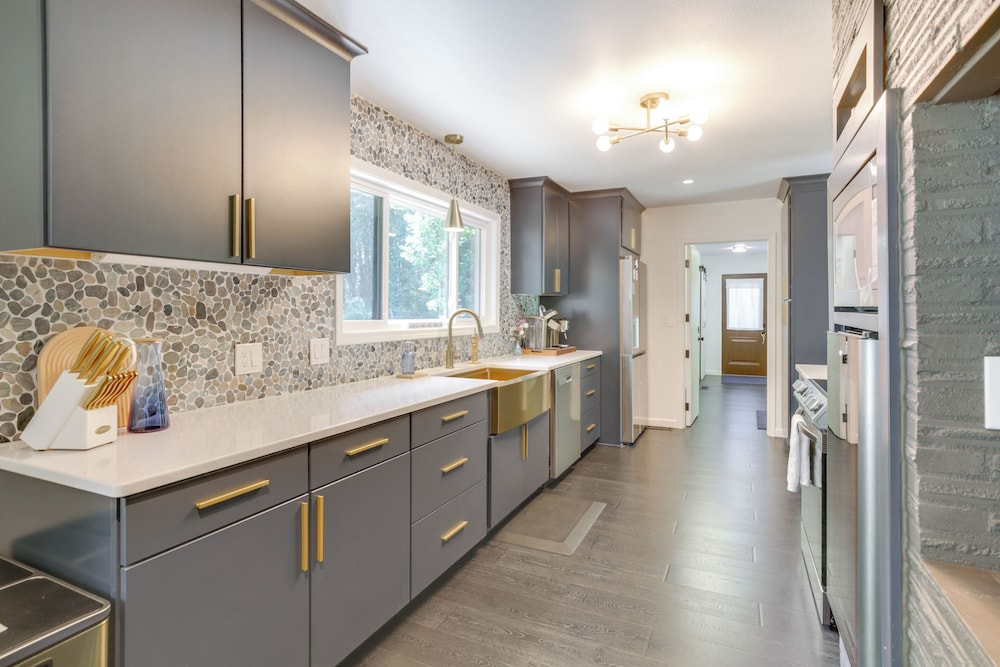 Modern Creekside Retreat 1 Mi to Spirit Mtn Casino