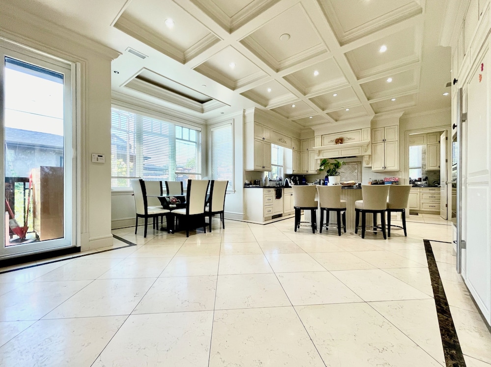 Vancouver Luxury Guest House - Image 3