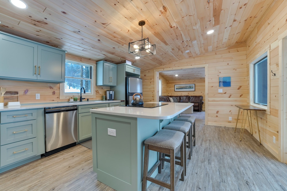 8 Mi to Sleeping Bear Dunes: Creekside Cabin