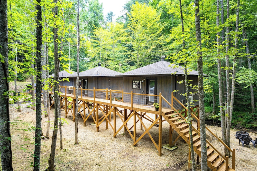 Fire Pit: Tree-lined Gem in Cosby
