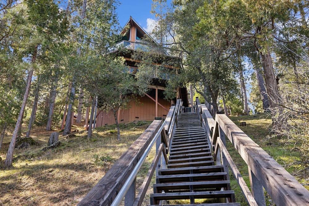 Golden Peak Cabin 3 Bedroom Home by Yosemite Region Resorts