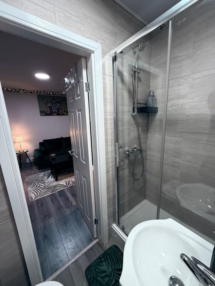 Serene Garden Room Suite City Centre