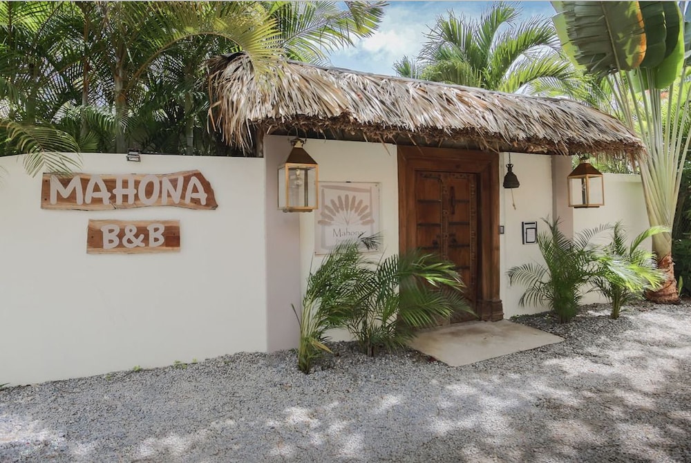 Hotel Mahona Bed & Breakfast - Image 1