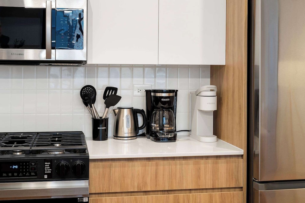 Edgewater Modern 2BR Steps to Lake City Views